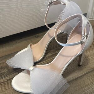 Elegant White Heels with Bow Detail